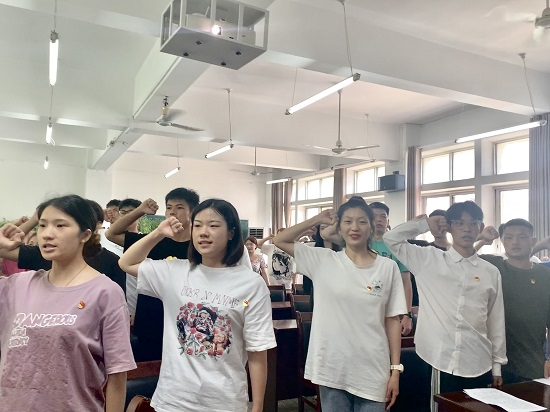 说明: C:\Users\Administrator\Desktop\体育学院举行新党员入党宣誓大会2022.6.9\体育学院举行新党员入党宣誓大会2022.6.9\2.jpg