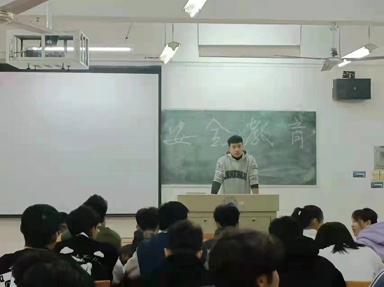 说明: C:\Users\Administrator\Desktop\体育学院召开期末安全教育主题班会2021.12.27\体育学院召开期末安全教育主题班会2021.12.27\1.jpg