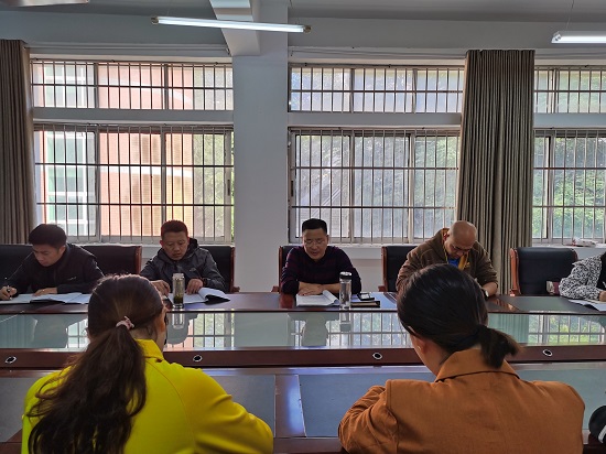 说明: C:\Users\Administrator\Desktop\体育学院召开10月份党委中心组专题学习会\体育学院召开10月份党委中心组专题学习会\IMG_20211012_083149.jpg