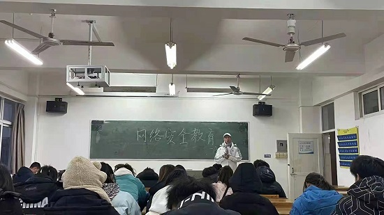 说明: C:\Users\Administrator\Desktop\体育学院召开期末安全教育主题班会2021.12.27\体育学院召开期末安全教育主题班会2021.12.27\2.jpg
